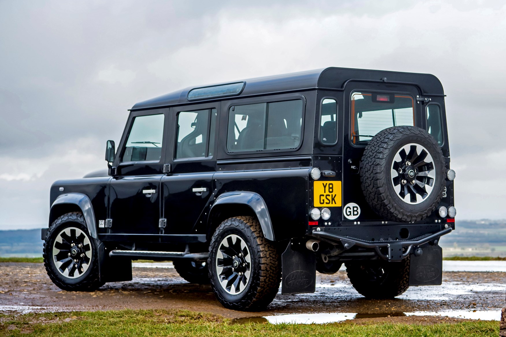 Машина land rover defender