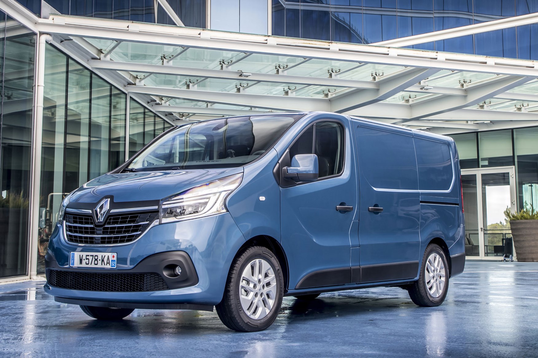 new renault trafic vans for sale 