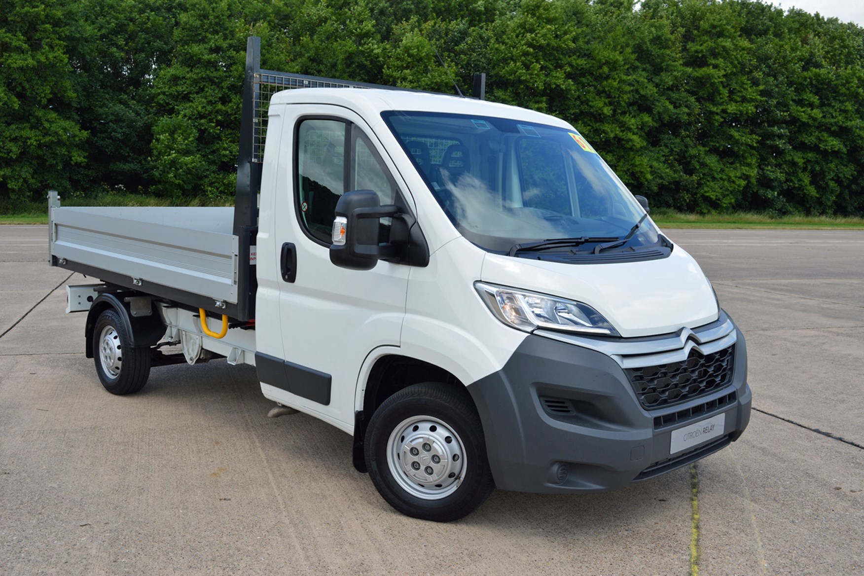 Citroen Relay 2.2 HDi Tipper review - front view, white