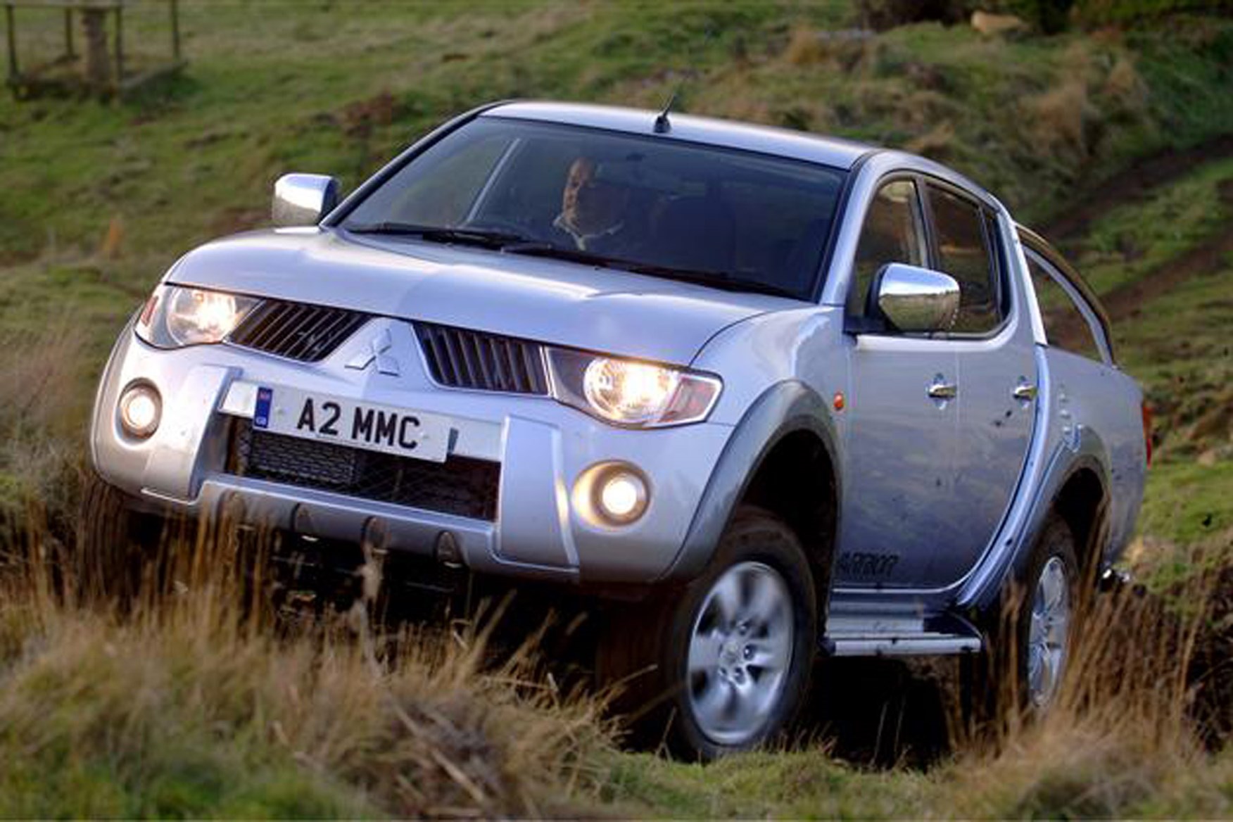 Mitsubishi l200 фото сзади