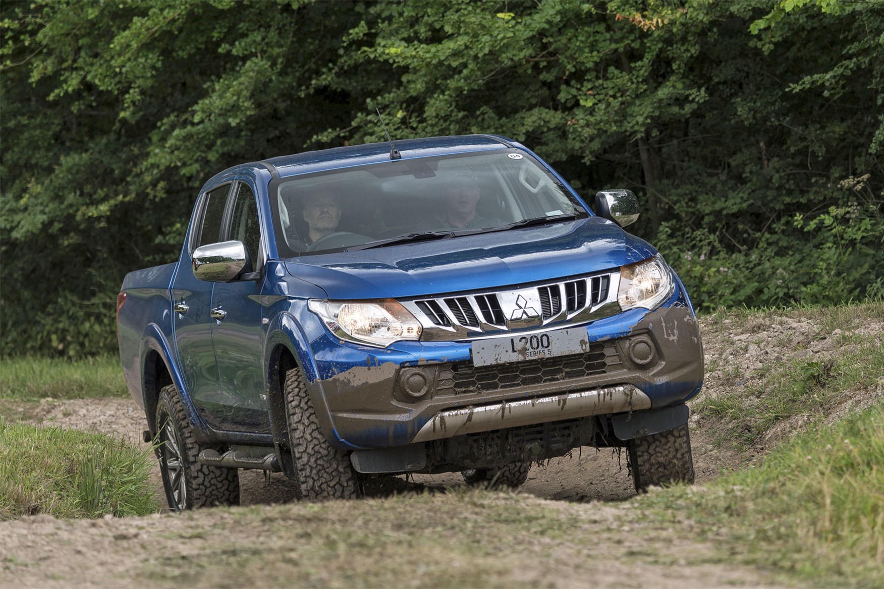 Mitsubishi l200 2015. Mitsubishi Triton/l200 2015. Мицубиси Хайлюкс фото.