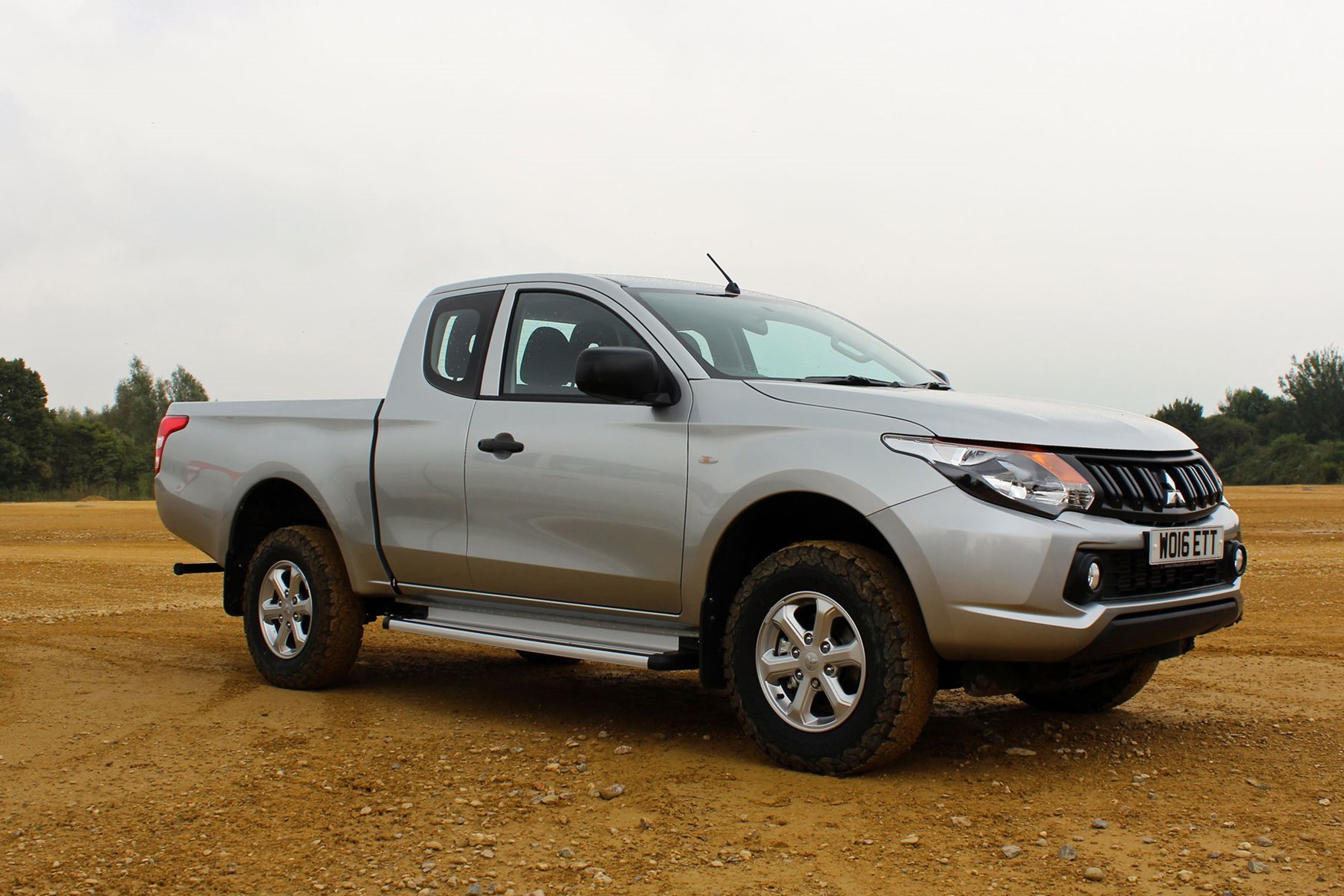 Mitsubishi L200 4Life Club Cab review - front view, silver