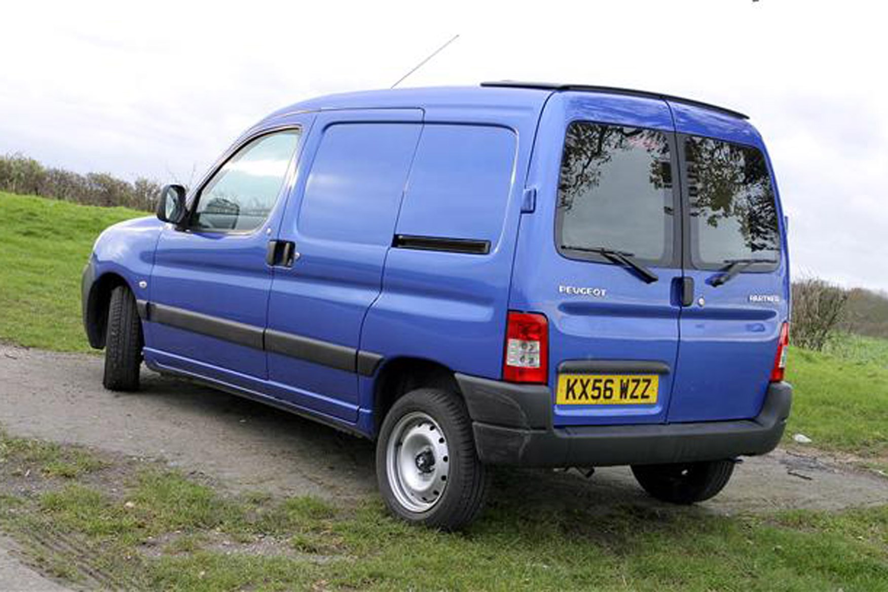 blue peugeot partner