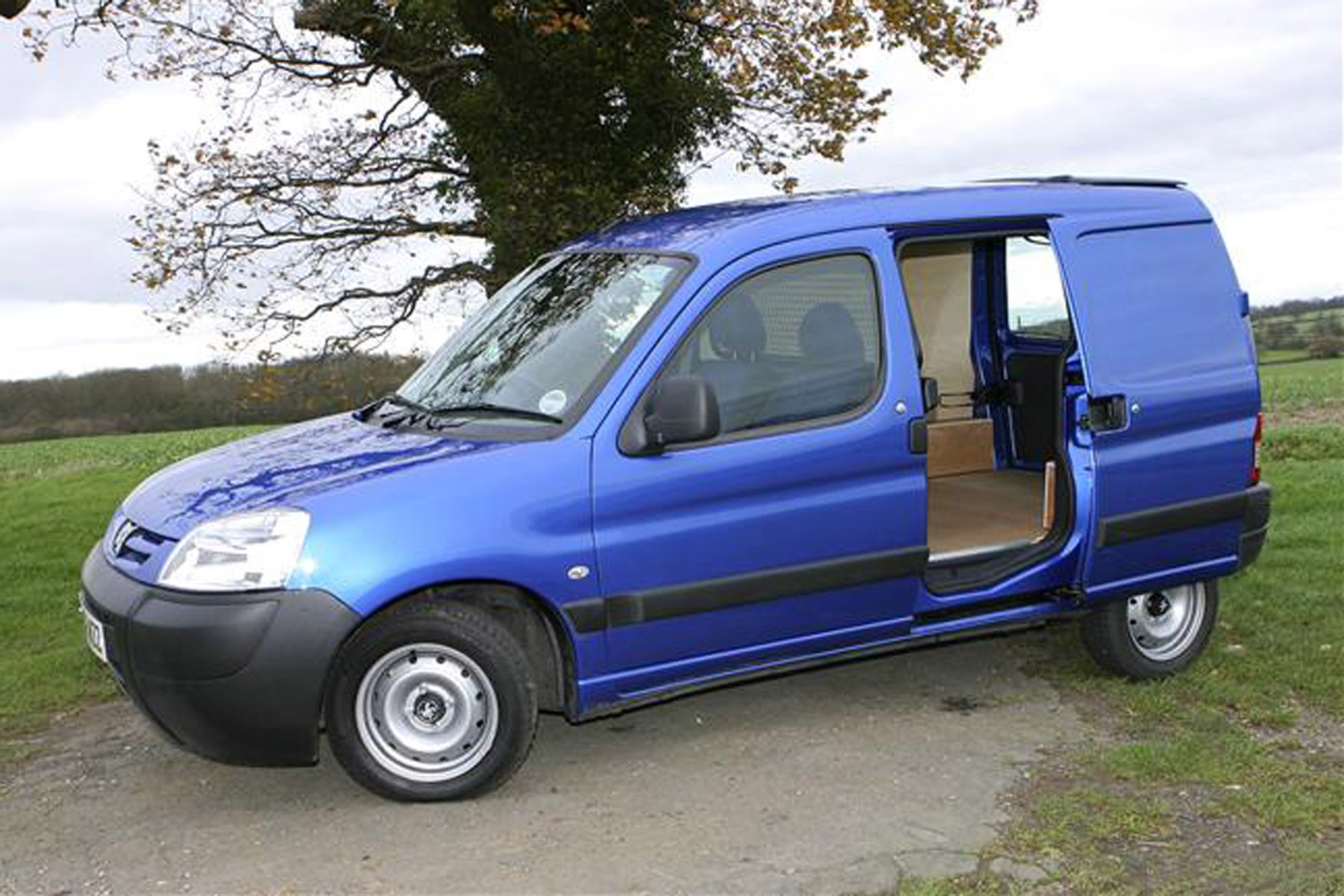 Peugeot Partner review on Parkers Vans -load area access