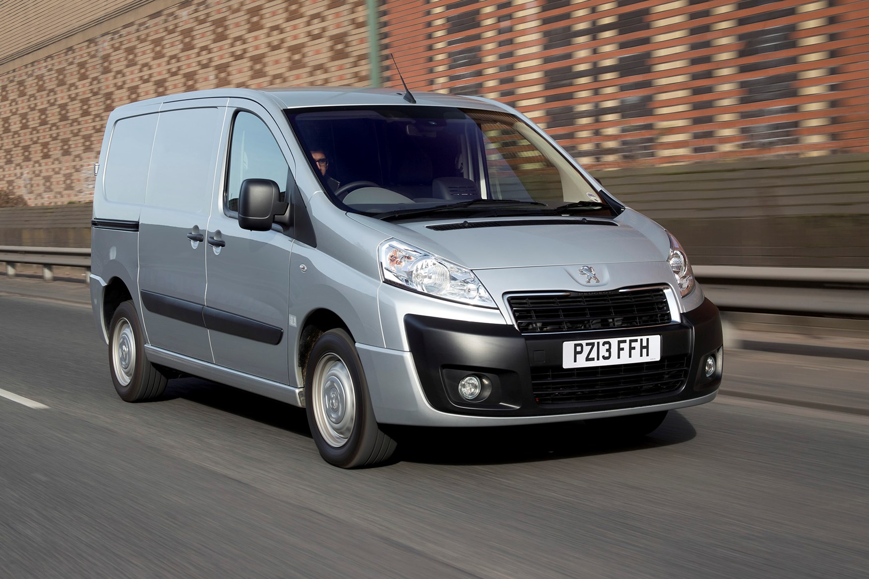 Peugeot Expert 2007-2016 review on Parkers Vans - front