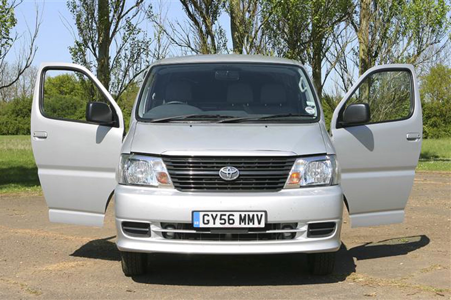 Toyota Hiace review on Parkers Vans - front