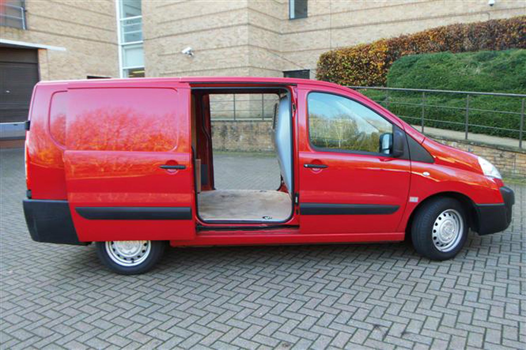 Toyota Proace review on Parkers Vans - load area access