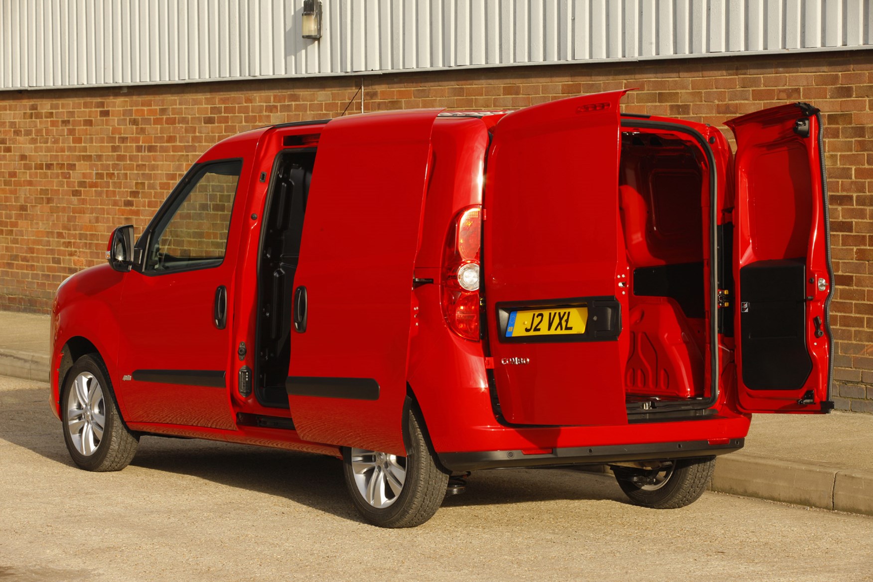 Vauxhall Combo full review on Parkers Vans - load area access