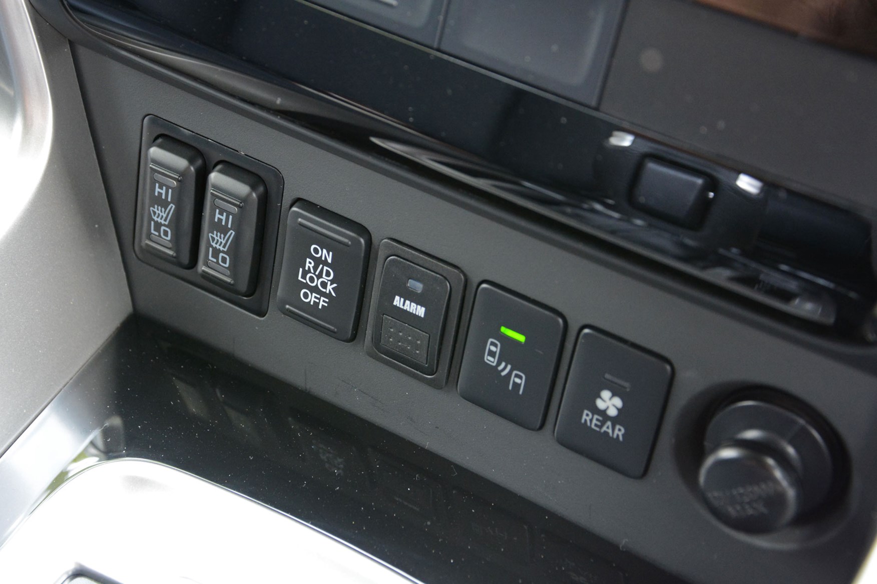 Mitsubishi Shogun Sport Commercial 4x4 van review - buttons including rear diff lock