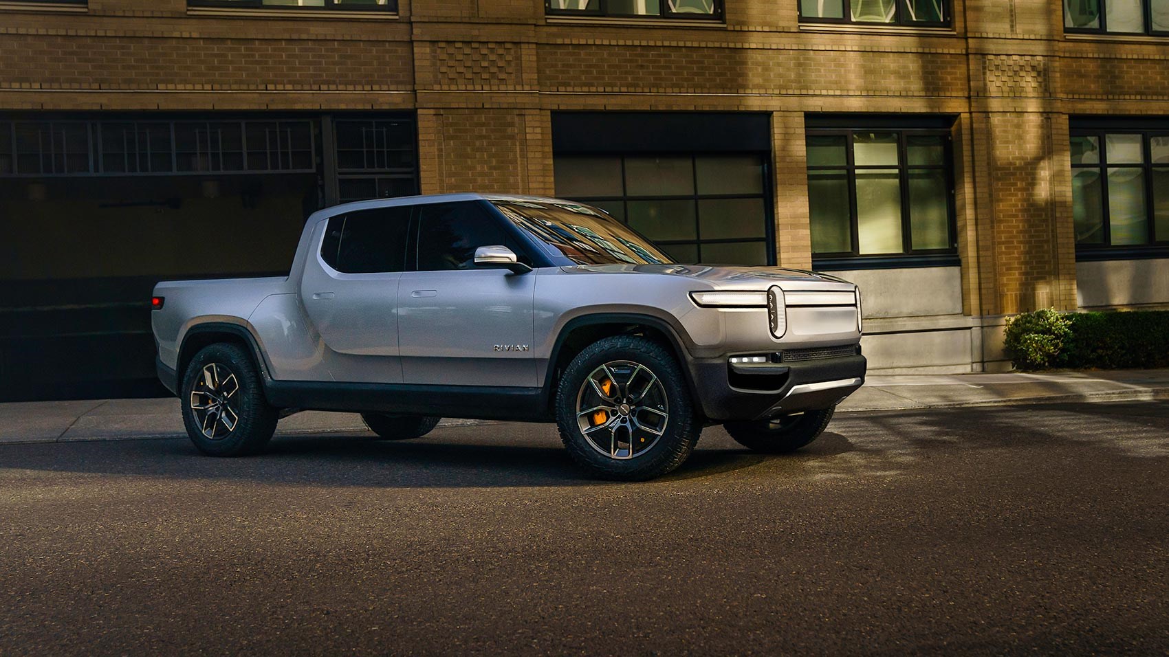 Rivian R1T: all-electric pickup does a Tesla for trucks | Parkers