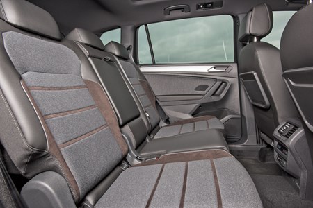 3x3 point rear seat belts