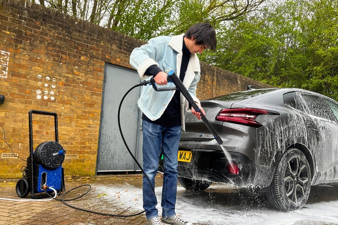 Aaron Hussain tries the snow foam capabilities of the Nilfisk Excellent 170.