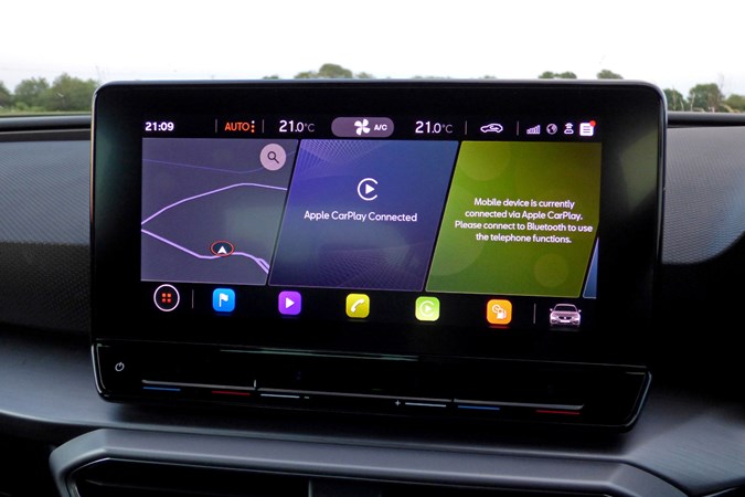 SEAT Leon (2020) interior touchscreen