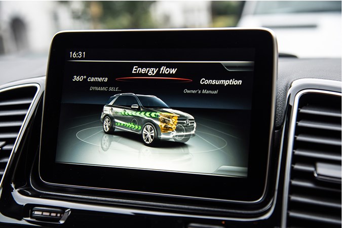 Energy flow meter in Mercedes GLE 500 e plug-in hybrid