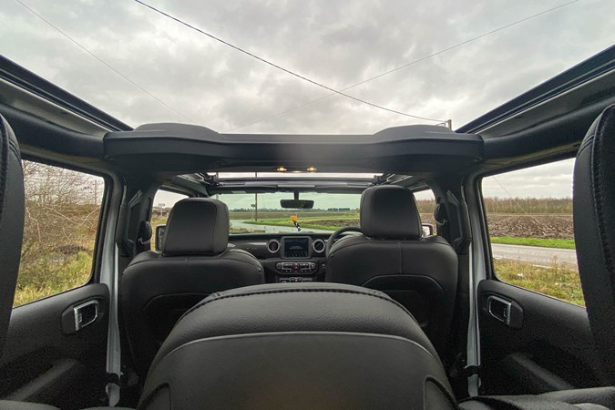 2020 Jeep Wrangler sky roof with sunshine for rear passengers