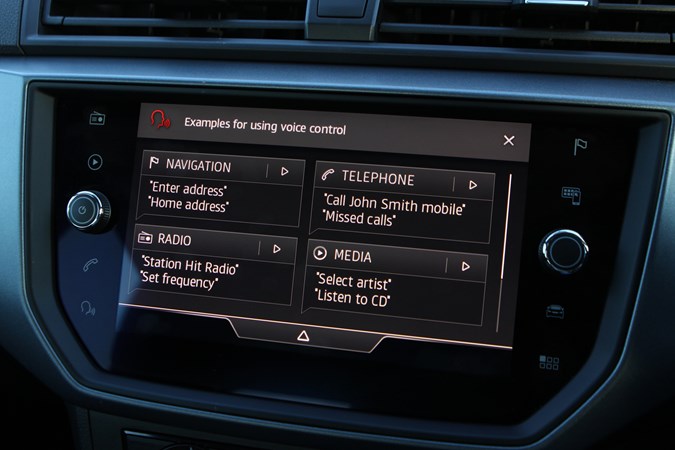 SEAT Arona operating the voice control 
