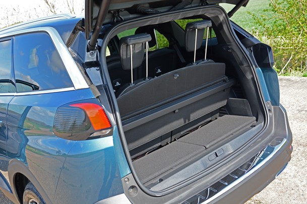 Peugeot 5008 SUV electric tailgate