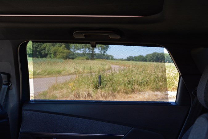 Peugeot 5008 SUV window blind