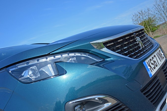 Peugeot 5008 SUV front-end detail