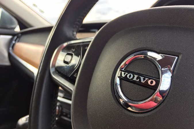 2017 Volvo S90 steering wheel logo