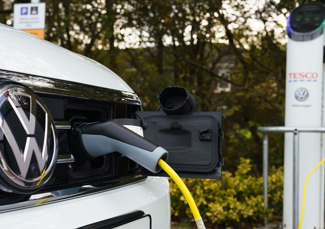 Volkswagen Passat GTE (2020) recharging