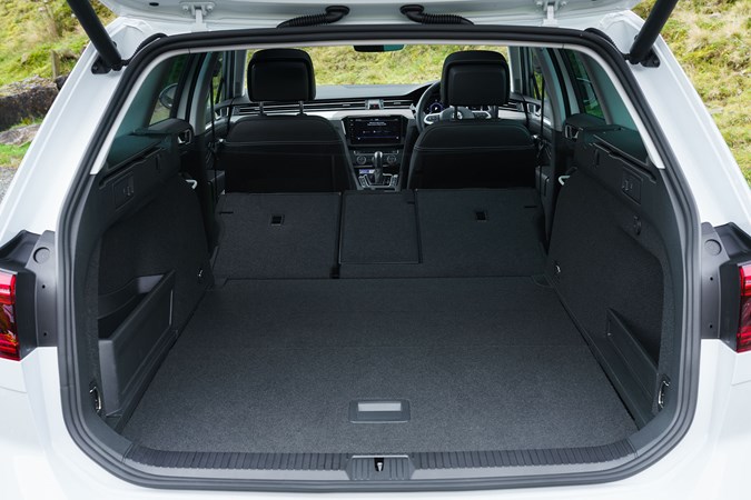 Volkswagen Passat GTE (2020) luggage space