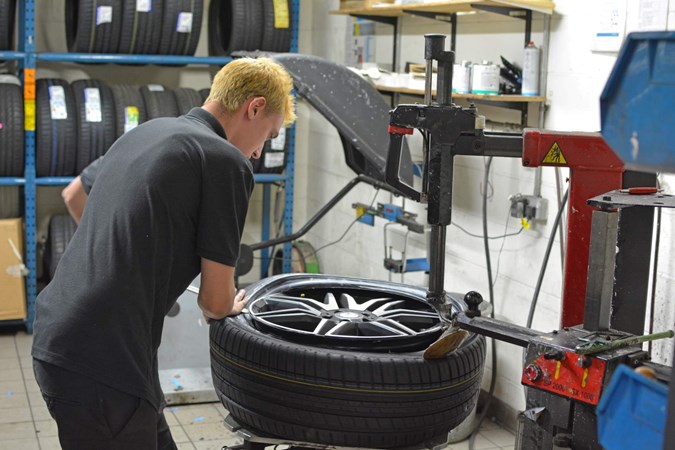 Mercedes-Benz V-Class tyre replacement