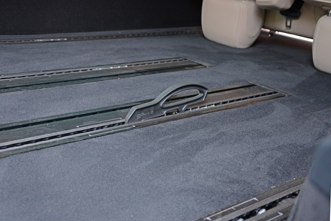 Blue 2017 Mercedes-Benz V-Class MPV floor rails