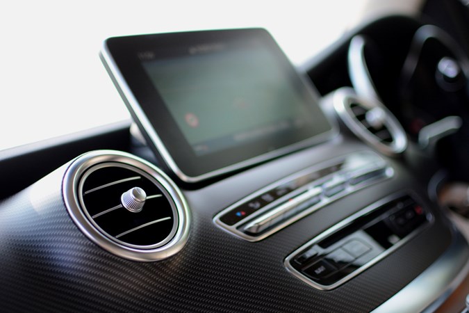 2017 Mercedes-Benz V-Class MPV carbonfibre-look dashboard