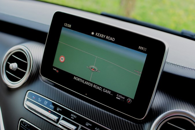 2017 Mercedes-Benz V-Class MPV infotainment screen