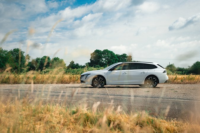 Peugeot 508 SW side-on