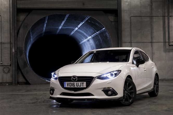  Pásate al lado oscuro: el gasolina Mazda 3 Sport Black |  Parkers