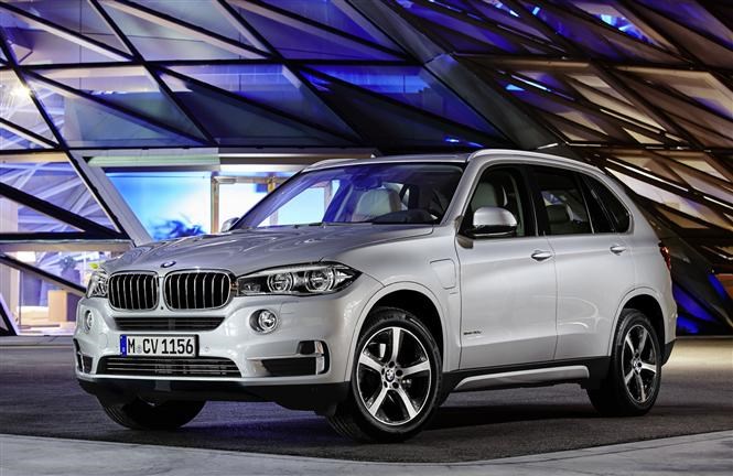 New version of BMW X5 features both conventional and electric motors