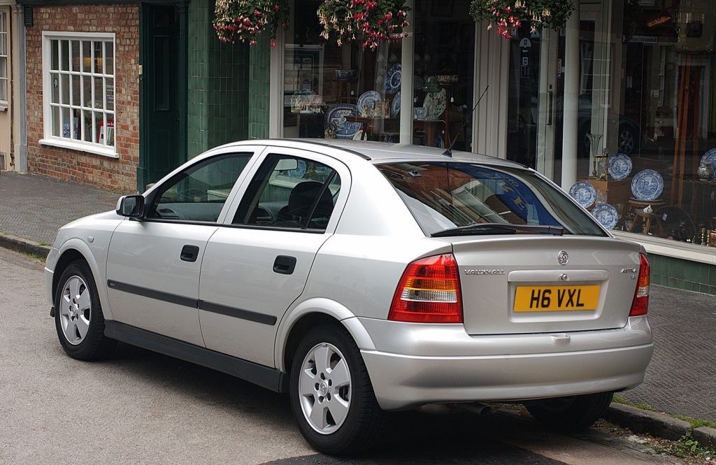 Vauxhall Astra Hatchback - 2005) Review | Parkers