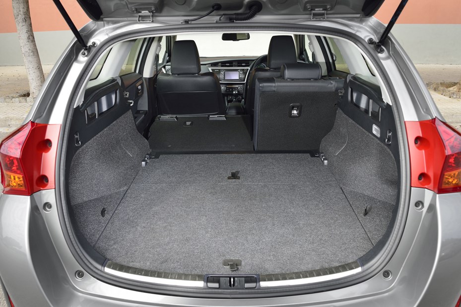 Toyota Auris dimensions, boot space and similars