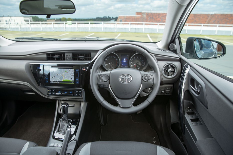 Used Toyota Auris Touring Sports (2013 - 2019) interior