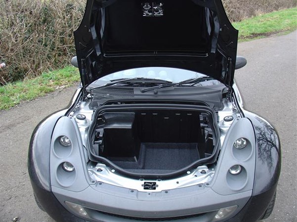 Due to it's mid-engine configuration, the SMART offers luggage space under the bonnet.