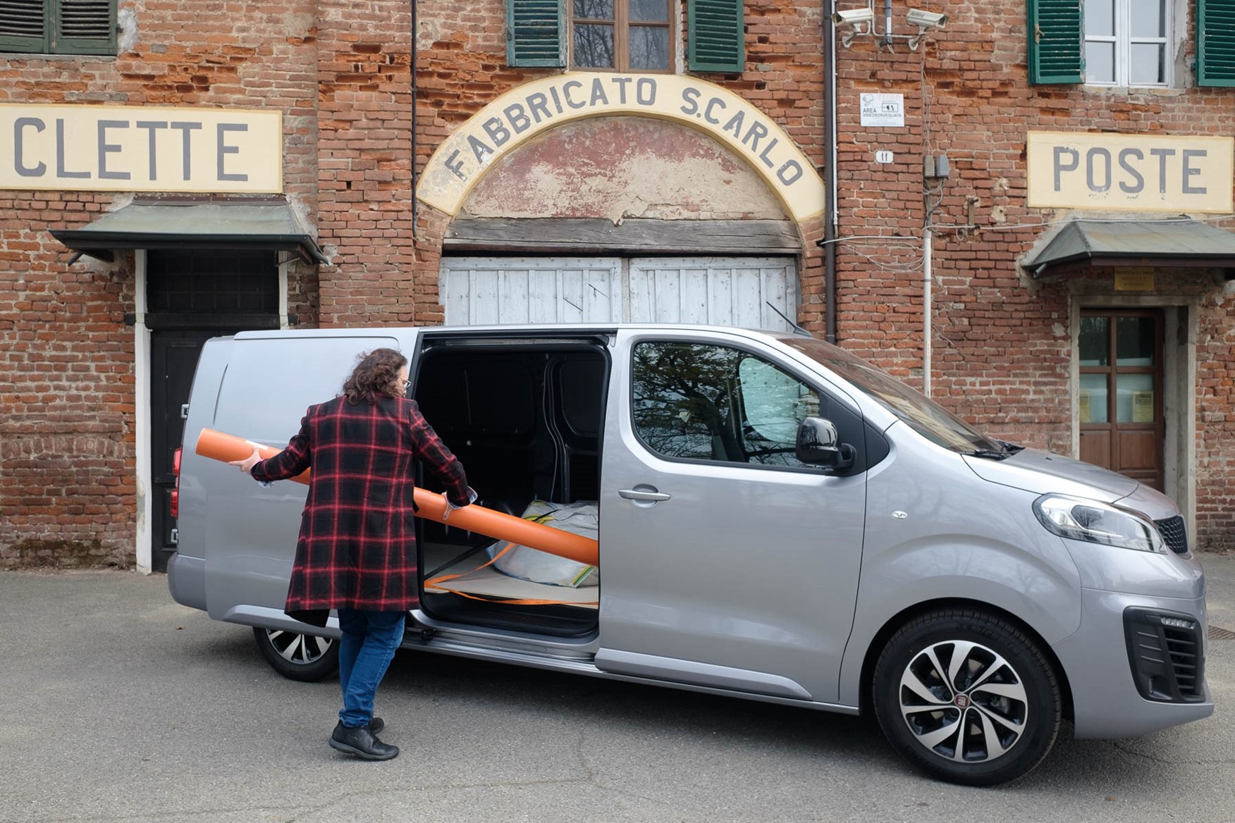 2022 Fiat e-Scudo loading side door