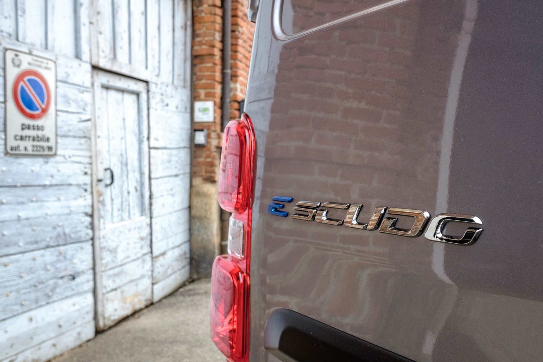 The new Fiat Scudo electric minivan offers 100 kW from 37,000 euros