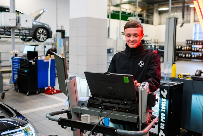 Volkswagen technician at computer - What is a car service