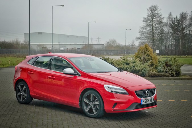 Volvo V40 D4 R-Design in Passion Red