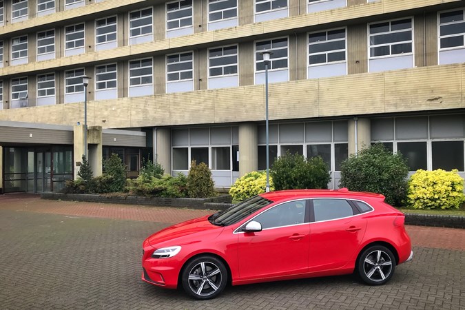 Volvo V40 D4 R-Design in Passion Red