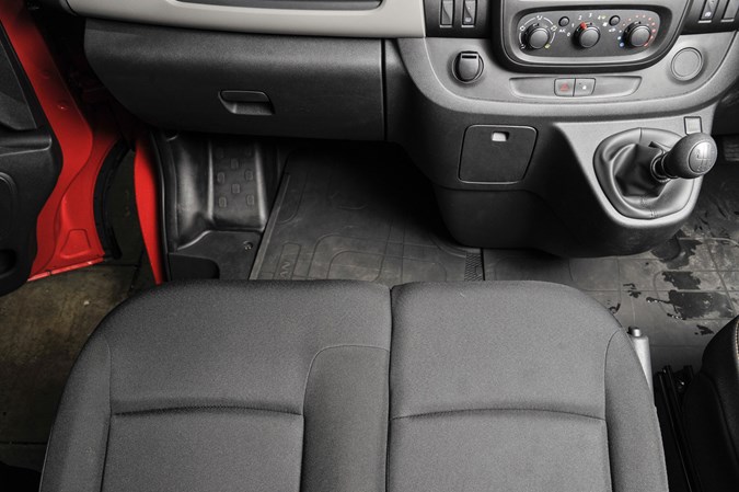 Nissan NV300 vs Toyota Proace twin-test review - NV300 middle seat knee room