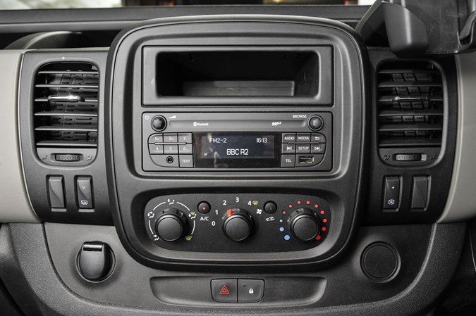 Nissan NV300 vs Toyota Proace twin-test review - NV300 radio