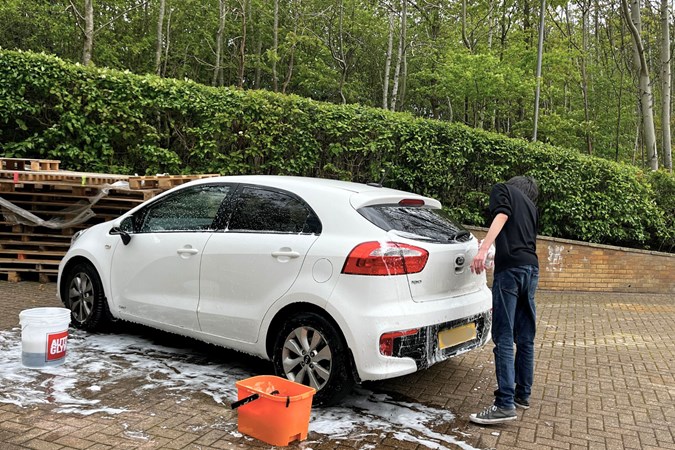 Aaron Hussain cleans a white car with Gtechniq shampoo