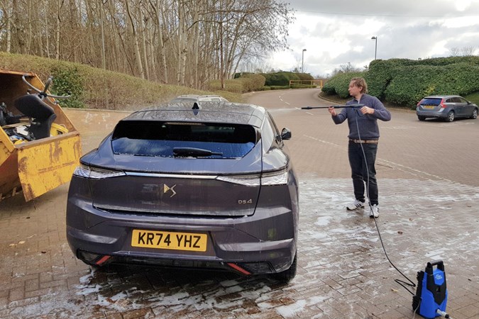 David Kirby rinsing shampoo off a DS4 