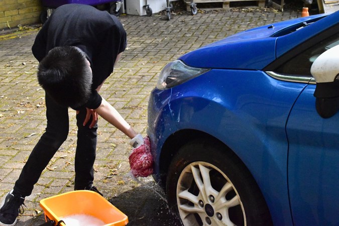 Aaron Hussain tests the Topaz Car Shampoo Plus on a blue Ford