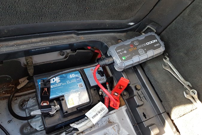 noco gb40 attached to Volvo V70 battery