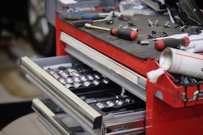 Mechanic's tool box - How to change engine oil
