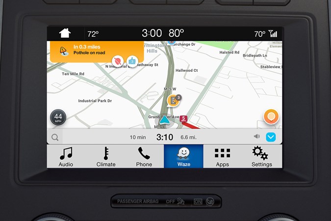 Waze showing pot hole report on Ford Sync 3